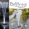 Eine Lichtfontäne im Wasser, angestrahlt in verschiedenen Farben. Oben steht 'BellAcqua Light Fountain'. Umfeld mit Pflanzen und Wasserfläche.
