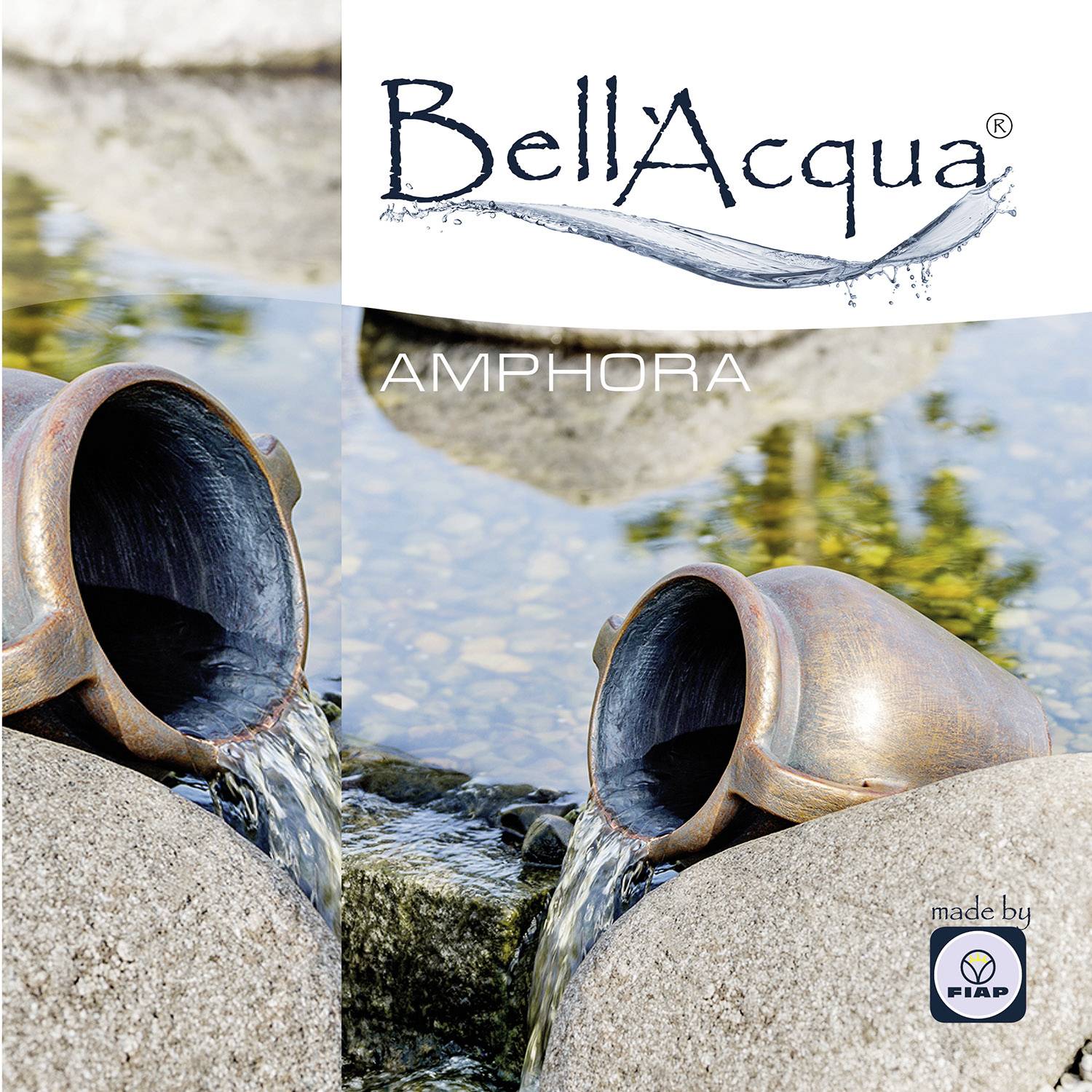 Ein Wasserstrahl fließt aus amphorenförmigen Behältern in einen Teich. Oben steht 'Bell'Acqua Amphora'.