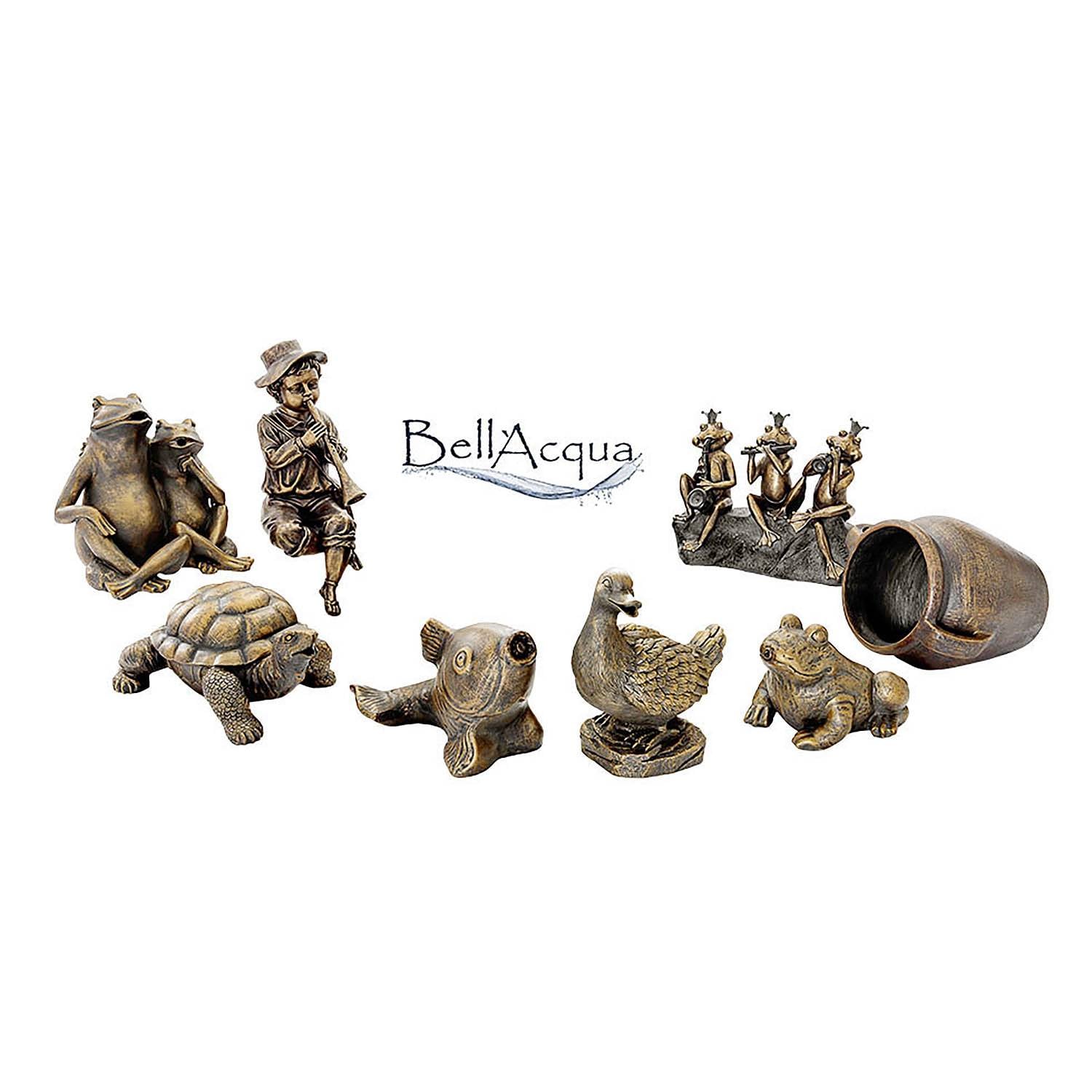 Metallfiguren zeigen Tiere wie Frösche, Schildkröte, Fische und eine Ente. Ein kleiner Junge steht dabei. Logo 'BellAcqua' im Hintergrund.
