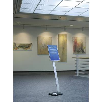 Ein Schild steht in einer Galerie mit abstrakten Gemälden an der Wand. Die Umgebung wirkt modern und minimalistisch.