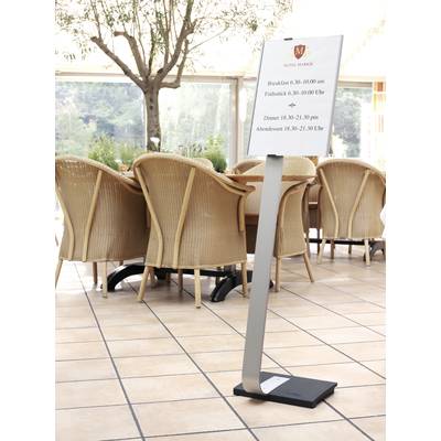 Ein Schild in einem Hotelrestaurant zeigt die Frühstückszeit (8:30-10:00 Uhr) und die Dinnerzeit (18:30-21:30 Uhr) neben einem Tisch.