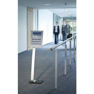 Zwei Personen gehen in einem Flur. Ein Schild zeigt 'Worldwide Developers Conference' an.