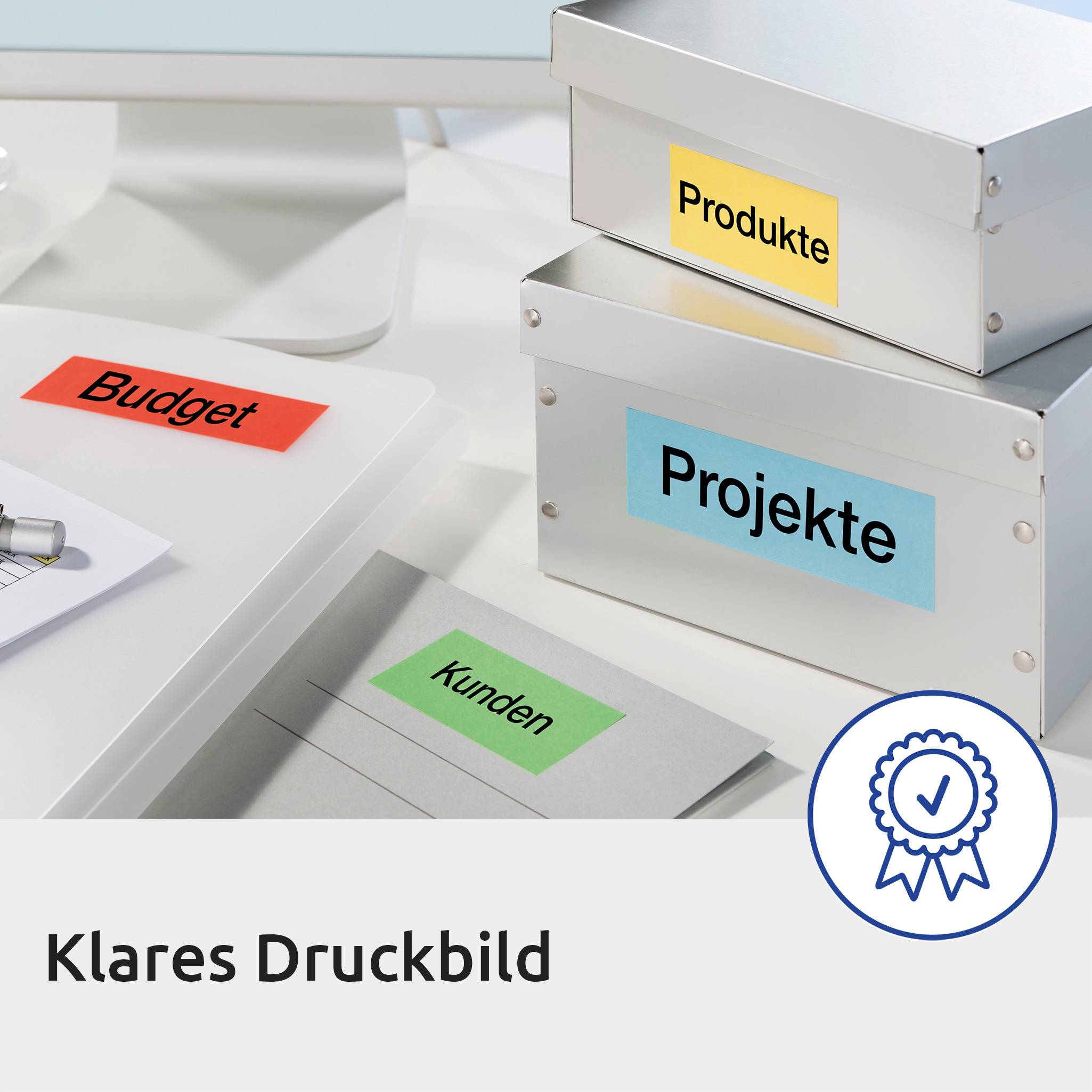 Stapelboxen mit Etiketten 'Produkte', 'Projekte'; Schreibflächen mit 'Budget', 'Kunden'. Büroumgebung, klarer Arbeitsablauf.