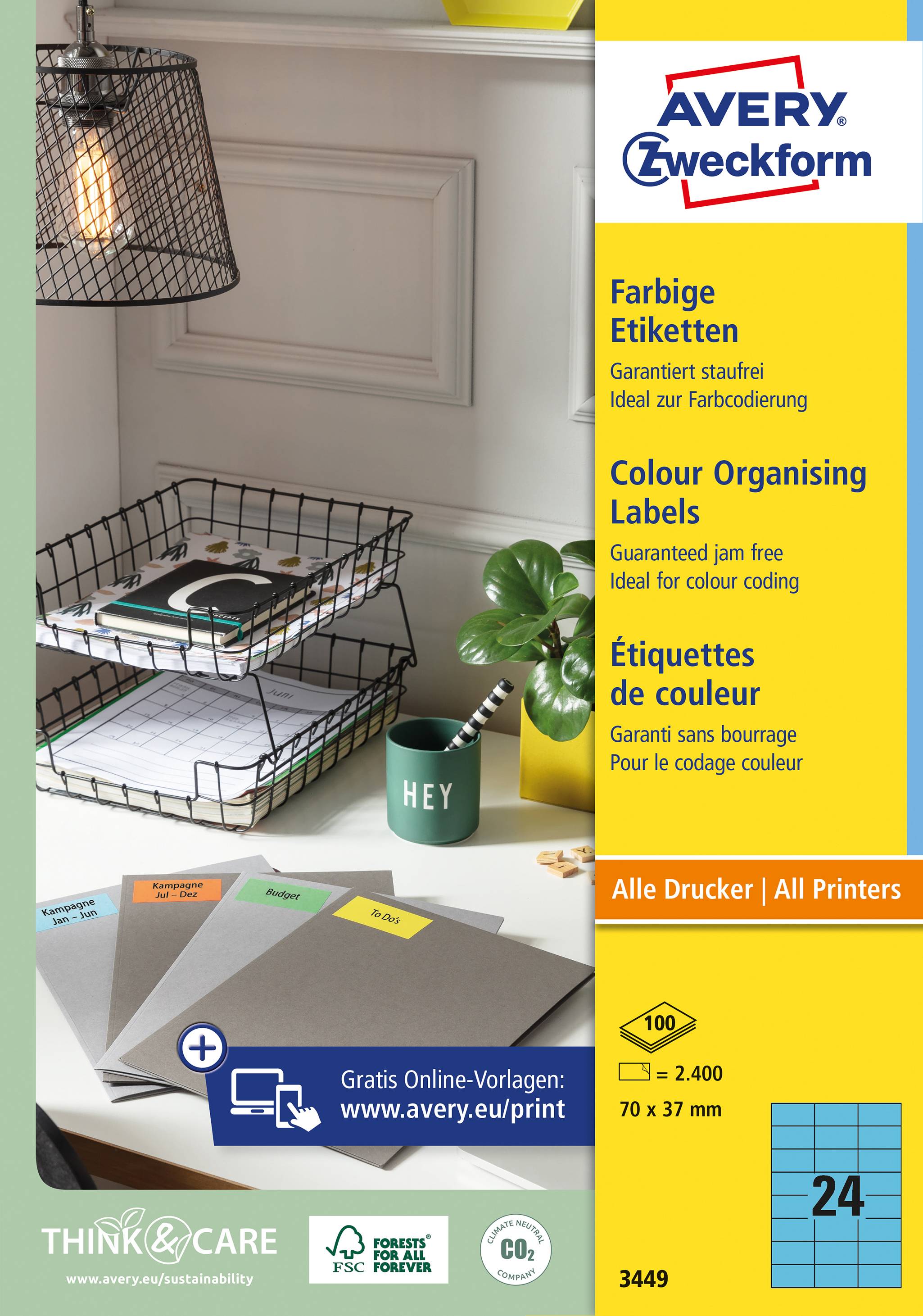 Ein Regal mit Bürobedarf, beschriftet mit bunten Etiketten. 'AVERY Zweckform' Logo oben rechts. Text in mehreren Sprachen über Etiketten.