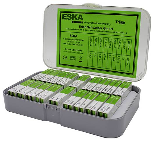 Offene Box mit mehreren Sicherungen der Marke ESKA, grün-weiße Verpackungen sichtbar, zeigt verschiedene Ampere-Stärken.