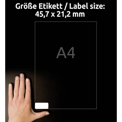 Hand neben Etikett auf schwarzem Hintergrund. Text: 'Größe Etikett / Label size: 45,7 x 21,2 mm'. Darunter A4-blattgroße Fläche.