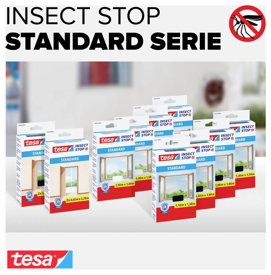 Werbebild für 'INSECT STOP STANDARD SERIE' von tesa: mehrere Insektenschutz-Produktpackungen in verschiedenen Größen vor unscharfem Innenraum, mit durchgestrichenem Insektensymbol.