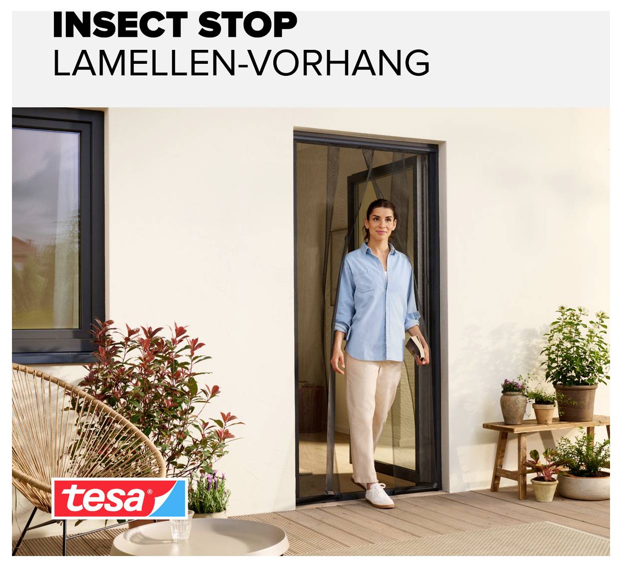 Werbeanzeige für 'INSECT STOP LAMELLEN-VORHANG': Frau steht in einer Terrassentür hinter einem Lamellenvorhang, Produkt schützt vor Insekten.<br>
