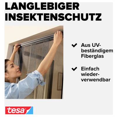 Werbung für langlebigen Insektenschutz: Frau montiert ein Fliegengitter am Fenster; Hinweise 'Aus UV-beständigem Fiberglas' und 'Einfach wiederverwendbar', tesa-Logo unten.