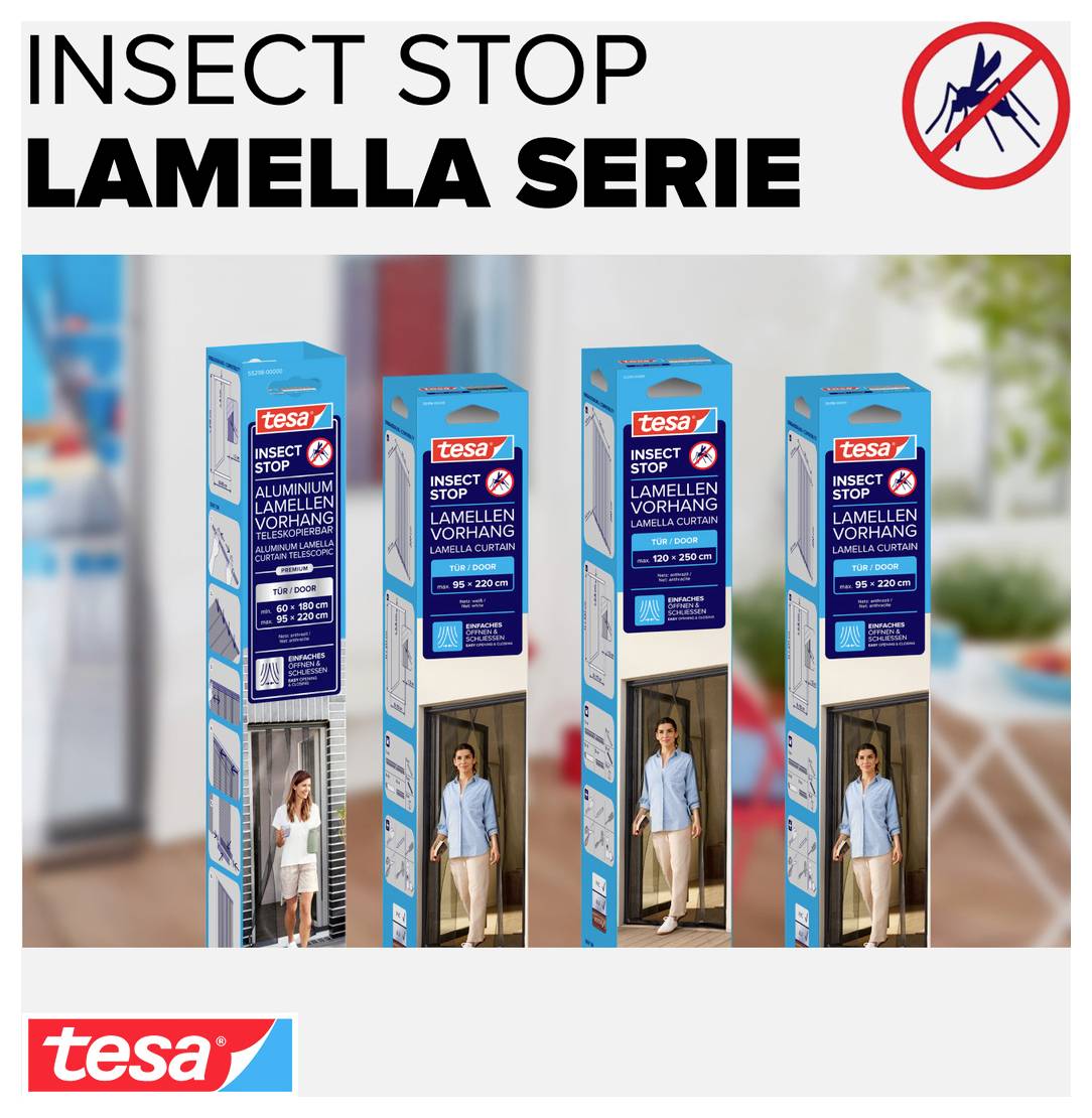 Werbung für 'Insect Stop Lamella Serie' von tesa mit vier Verpackungen für Fliegengitter-Lamellenvorhang; Symbol zeigt Insektenabwehr.<br>