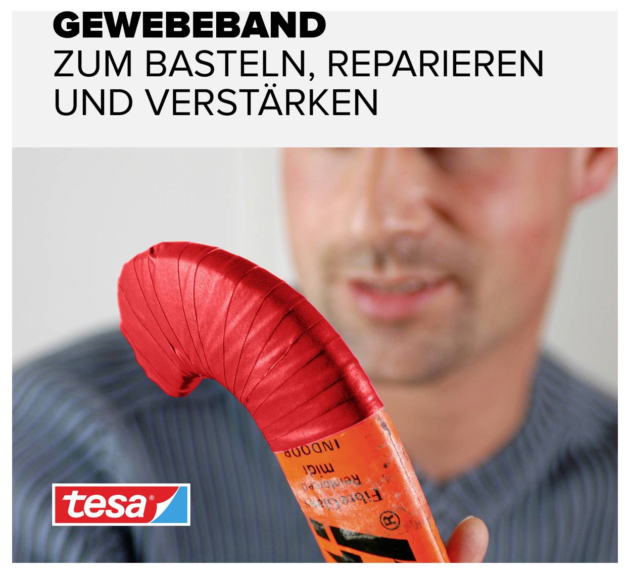 Mann hält einen roten Klebebandstreifen, Überschrift 'Gewebeband zum Basteln, Reparieren und Verstärken', tesa-Logo sichtbar.