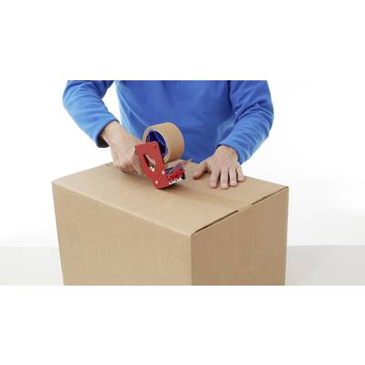 Person verpackt einen Karton mit Klebeband. Die Person trägt einen blauen Pullover und nutzt einen roten Handabroller.