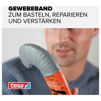 Mann hält Werkzeug mit grauem Gewebeband umwickelt. Text oben: 'Gewebeband zum Basteln, Reparieren und Verstärken'. Markenlogo 'tesa'.