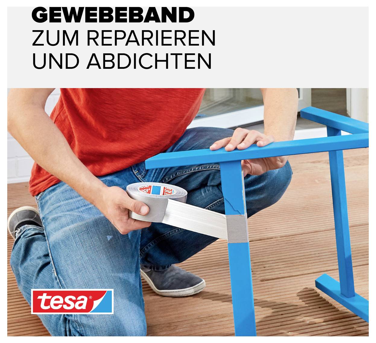 Eine Person verwendet ein silbernes Gewebeband, um einen blauen Tisch zu reparieren. Oben steht 'Gewebeband zum Reparieren und Abdichten'.