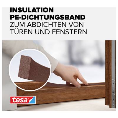 'Insulation PE-Dichtungsband zum Abdichten von Türen und Fenstern.' Ein Finger drückt das Dichtungsband gegen einen Türrahmen.