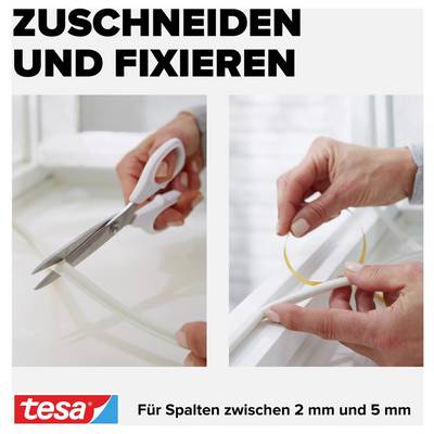 Eine Hand schneidet mit einer Schere ein Dichtungsband, während eine andere Hand das Band auf einem Fensterrahmen anbringt. Text: 'Zuschneiden und Fixieren'.