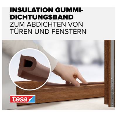 Eine Hand drückt ein Gummidichtungsband an den Rahmen eines Holzfensters, um Luftdichtheit zu gewährleisten. Text: 'Insulation Gummidichtungsband zum Abdichten von Türen und Fenstern'.
