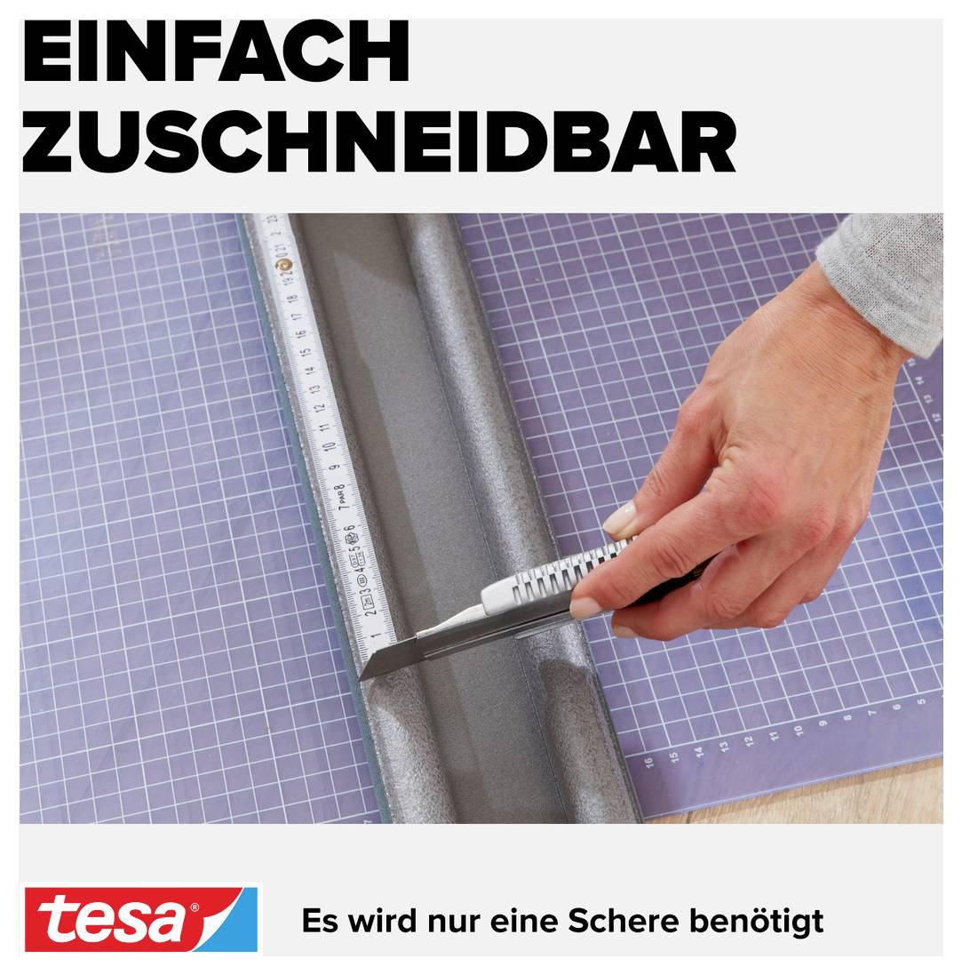 Hand schneidet mit einem Cutter eine Folie entlang eines Lineals auf einer Schneidematte. Text: 'Einfach zuschneidbar'.