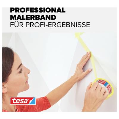 Eine Person klebt präzise gelbes Malerband an eine weiße Wand. Oben steht: 'Professional Malerband für Profi-Ergebnisse'.
