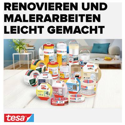 'RENOVIEREN UND MALERARBEITEN LEICHT GEMACHT': Produkte von Tesa für Renovierungs- und Malerarbeiten auf einem Tisch vor Wohnzimmer.