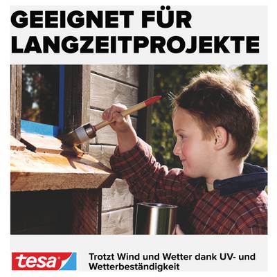 Ein Kind streicht ein Holzfensterrahmen mit einem Pinsel. Text: 'Geeignet für Langzeitprojekte. Trotz Wind und Wetter dank UV- und Wetterbeständigkeit.' tesa-Logo.