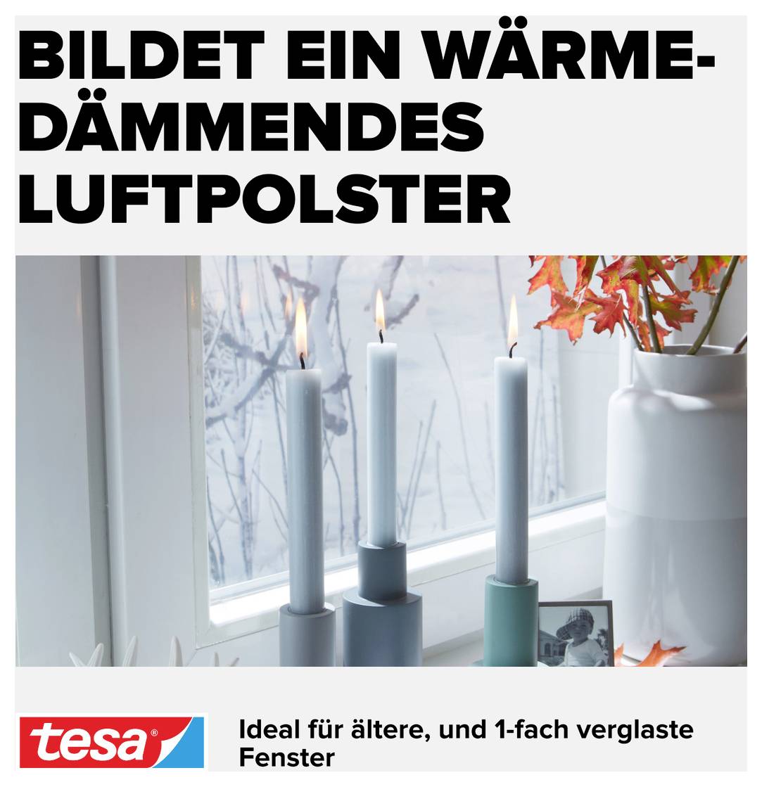 'Drei Kerzen vor einem Fenster mit Herbstdekoration. Text oben: Bildet ein wärmedämmendes Luftpolster. Unten: Ideal für ältere, einfach verglaste Fenster.'