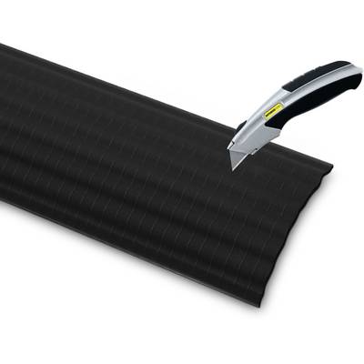 Ein Teppichmesser schneidet durch eine schwarze, gerippte Fläche. Das Bild zeigt den präzisen Schnittvorgang des Messers.