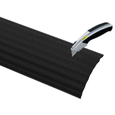 Ein Rollschneider schneidet eine schwarze, leicht geriffelte Oberfläche.