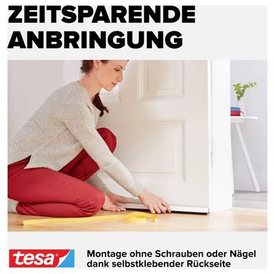 Eine Person bringt eine Dichtung an einer Tür an. Text 'Zeitsparende Anbringung', mit Hinweis auf Montage ohne Schrauben oder Nägel.