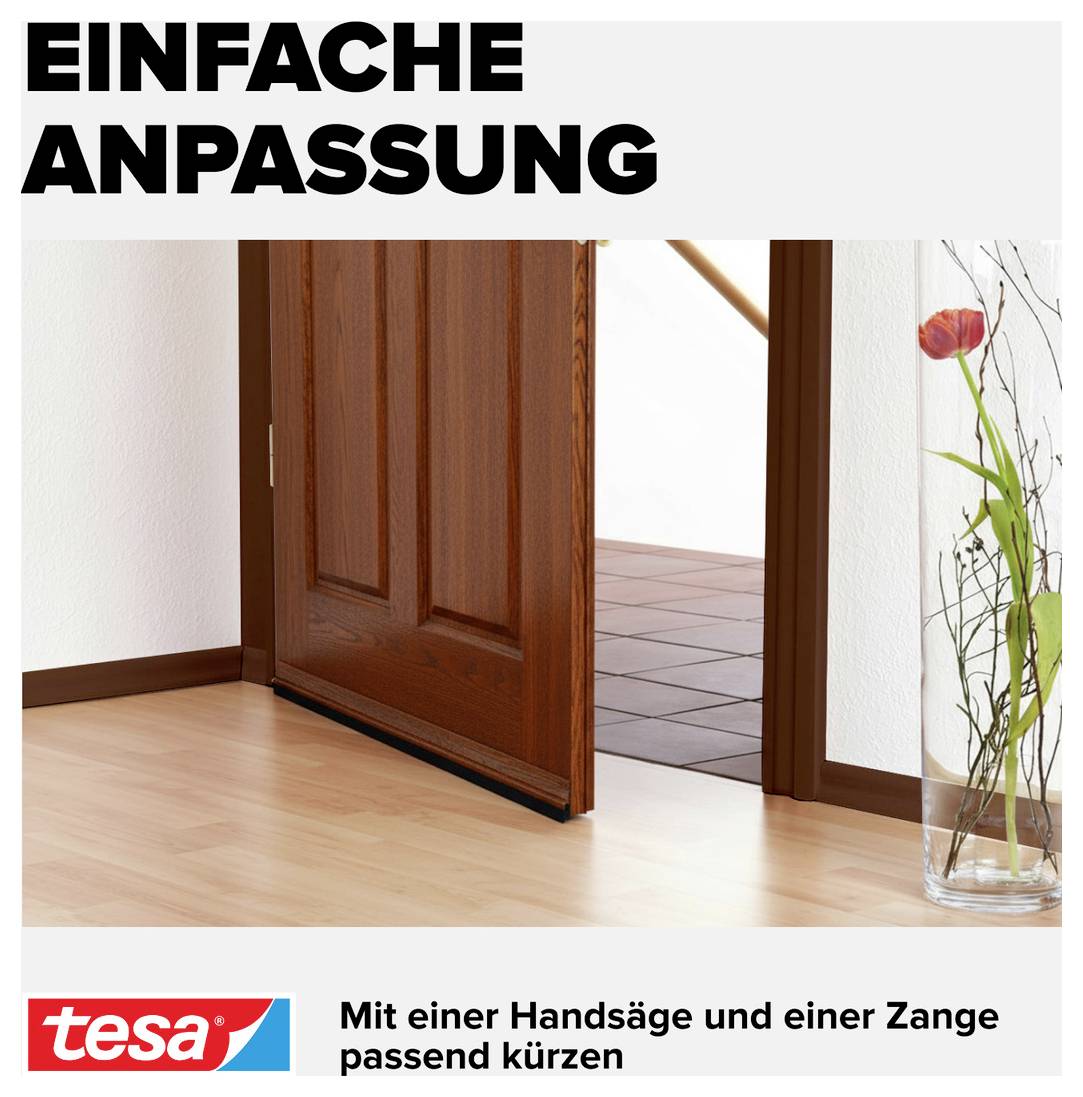 'Holztür mit Türbodendichtung, gekürzt mit Handsäge, im offenen Zustand. Neben der Tür steht eine Glasvase mit einer roten Blume.'