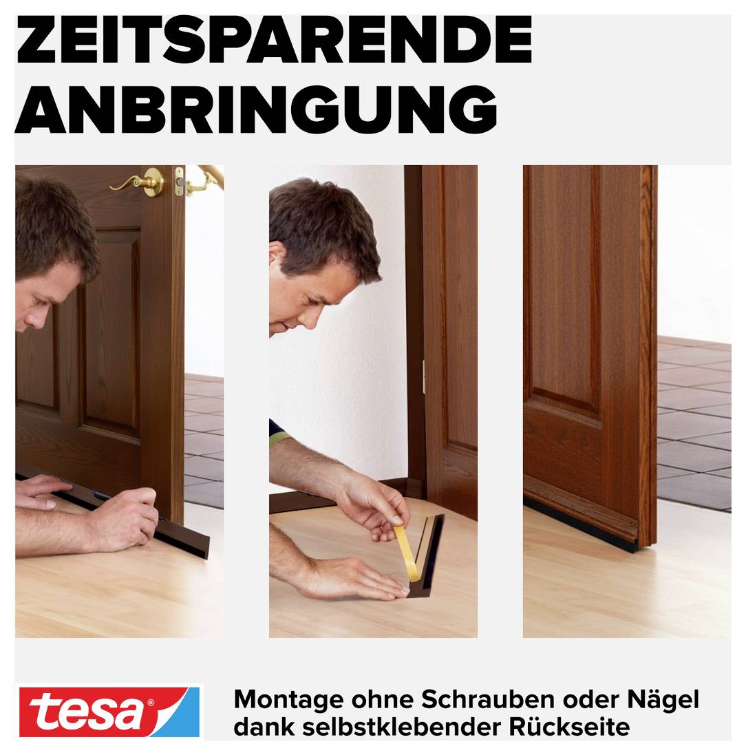 Mann bringt selbstklebenden Türdichtungsstreifen an einer Holztür an. Text: 'ZEITSPARENDE ANBRINGUNG'. Markenzeichen unten links.