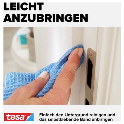 Eine Hand wischt den Türrahmen mit einem blauen Tuch ab. Text oben: 'Leicht anzubringen'. Darunter Tesa-Logo und Anwendungshinweis.