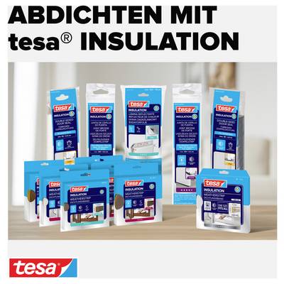'Abdichten mit tesa® Insulation' zeigt eine Produktreihe zur Isolierung auf einem Tisch. Verschiedene Verpackungen mit dem tesa-Logo sind sichtbar.