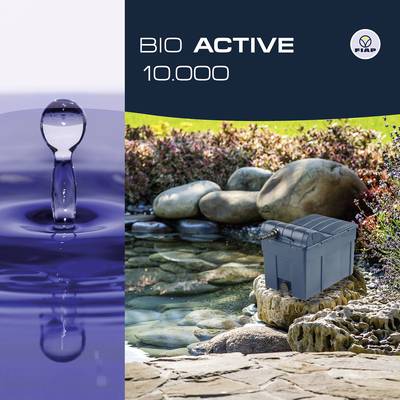 'BIO ACTIVE 10.000' und FIAP-Logo. Links: Nahaufnahme eines Wassertropfens. Rechts: Graue Box neben einem kleinen Teich mit Steinen und Pflanzen.