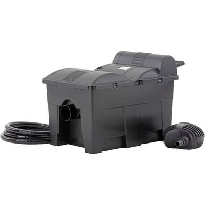 Eine rechteckige schwarze Box mit einem angeschlossenen Schlauch, höchstwahrscheinlich eine Pumpe für einen Gartenteichfilter. Sie wird von einem aufgerollten Kabel und einer separaten schwarzen Komponente begleitet.