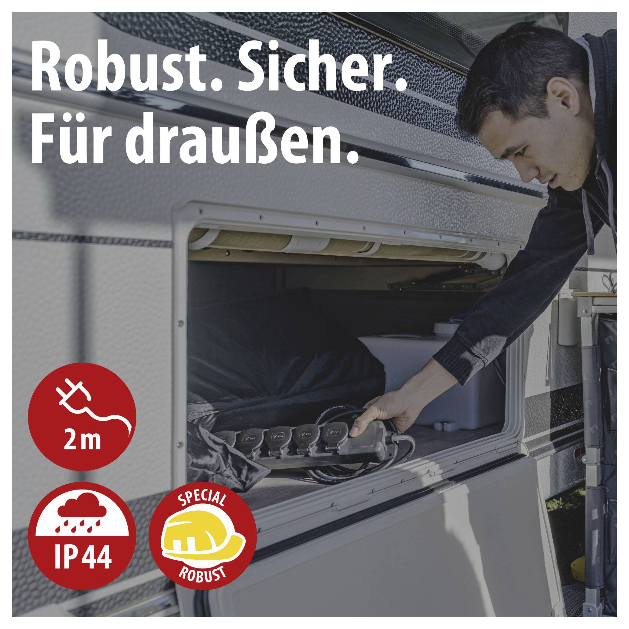 Werbung für robuste Außentechnik: Mann prüft Anschlüsse an einem offenen Gerätefach; Text: 'Robust. Sicher. Für draußen.' sowie Symbole '2 m', 'IP44' und 'SPECIAL ROBUST'.<br>