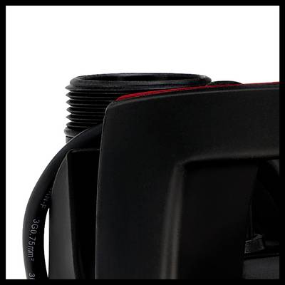 Ein Teil eines schwarzen Geräts mit rotem Detail ist im Detail zu sehen; technische Elemente sichtbar.