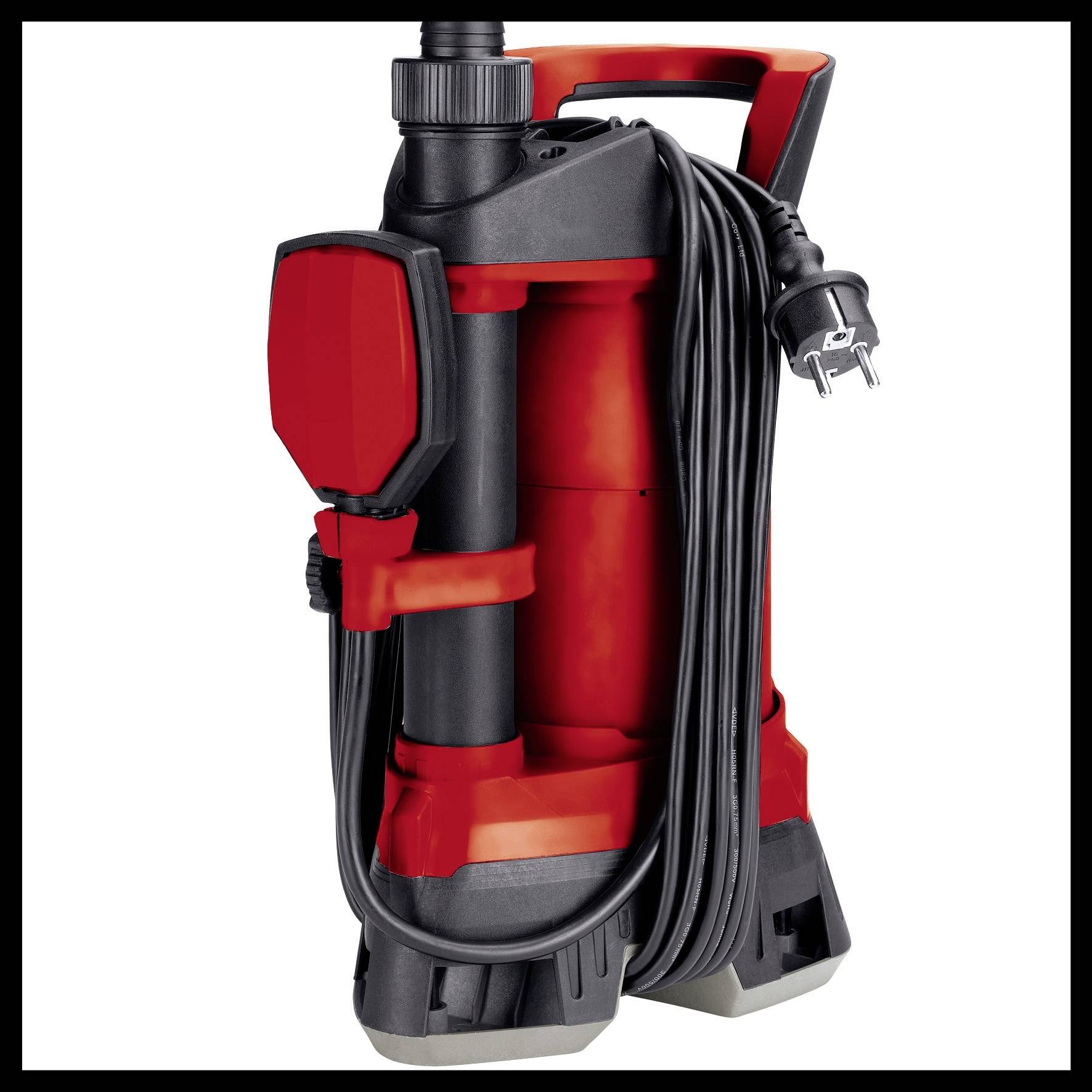 Eine rote und schwarze Wasserpumpe mit einem um die Einheit gewickelten Elektrokabel, stehend auf einem weißen Hintergrund.