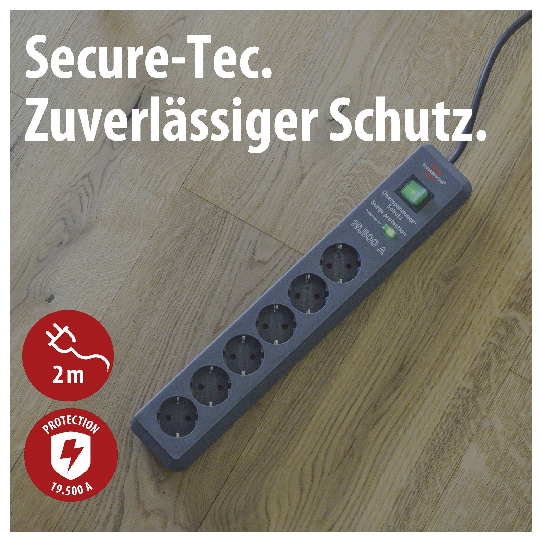 Schwarze Mehrfachsteckdose mit Schalter und 6 Steckplätzen auf Holzboden; Text: 'Secure-Tec. Zuverlässiger Schutz.' sowie Symbole für 2 m Kabel und 19.500 A Schutz.<br>