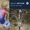 Ein Kind spielt mit einer Wasserfontäne im Freien. Rechts ein Sprinkler, links das Logo der Firma AQUA ACTIVE. Produktname: 'SOLAR SET 800'.