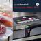 'Vakuumierer NovaVac PRO 310 von profibrand in Betrieb, zeigt versiegeltes Fleisch und Fisch, bereit für Frischhaltung.'