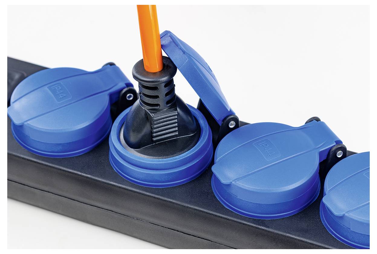 Eine blaue Steckdosenleiste mit vier Steckplätzen. Ein schwarzer Stecker mit orangefarbenem Kabel ist in einen der Steckplätze eingesteckt.