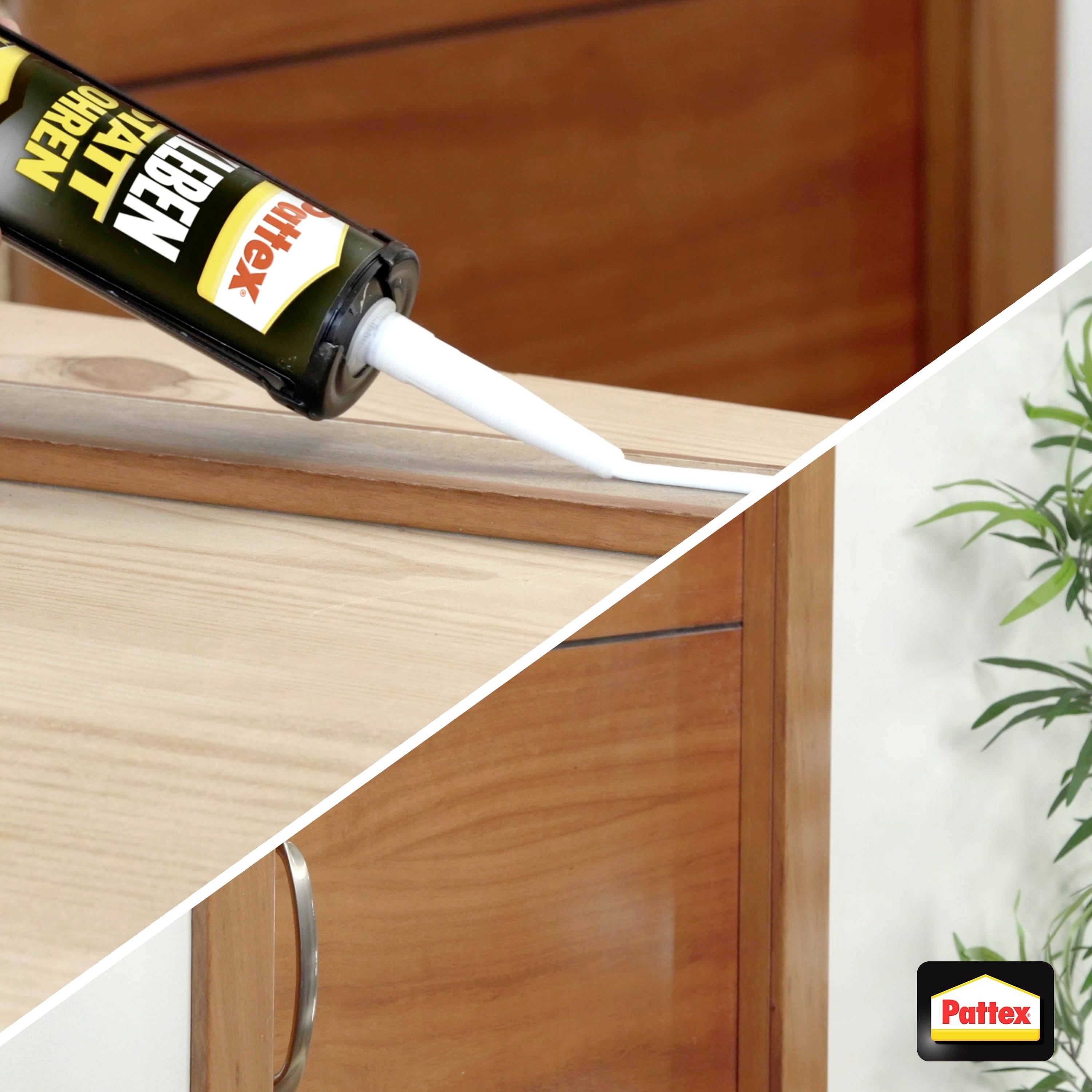 Eine Tube Kleber wird auf eine Holzkante aufgetragen. In der Ecke ist ein kleines 'Pattex'-Logo sichtbar.