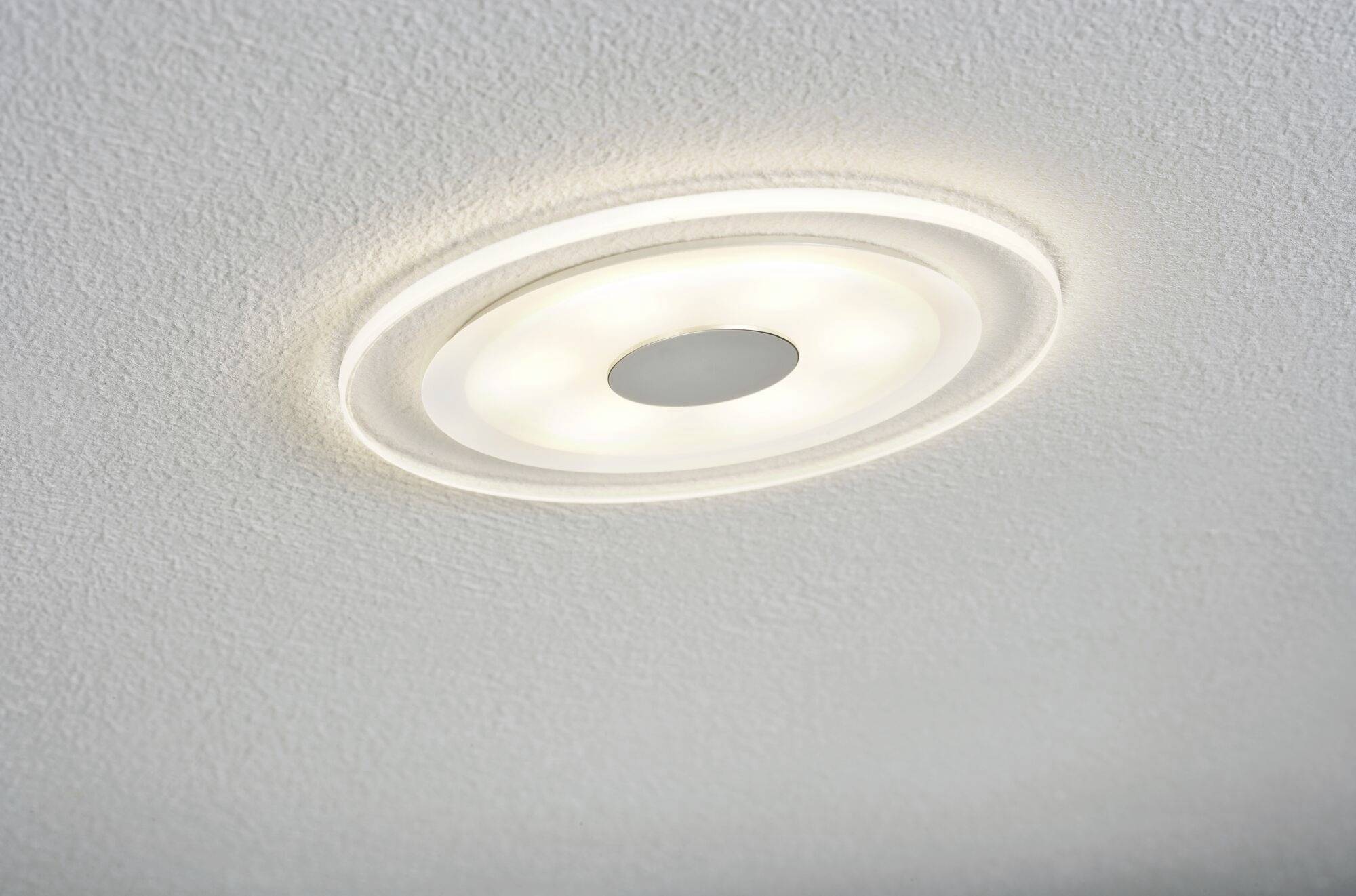 Eine runde Deckenleuchte mit mehreren LEDs strahlt gleichmäßig Licht aus. Sie ist an einer weißen Decke montiert.