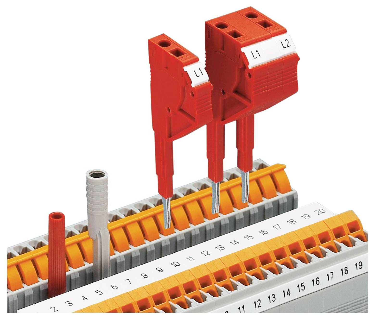 Ein Elektroklemmenblock mit nummerierten Plätzen von 1 bis 22, mit zwei roten Sicherungshaltern mit der Bezeichnung „L1" und „L2", die in die Plätze 12 und 13 eingesetzt sind.