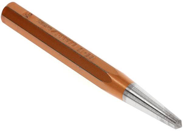 Ein orangefarbener Metallkörner, der am spitzen Ende silbern ist. Wird zum Markieren von Punkten auf Metalloberflächen verwendet.