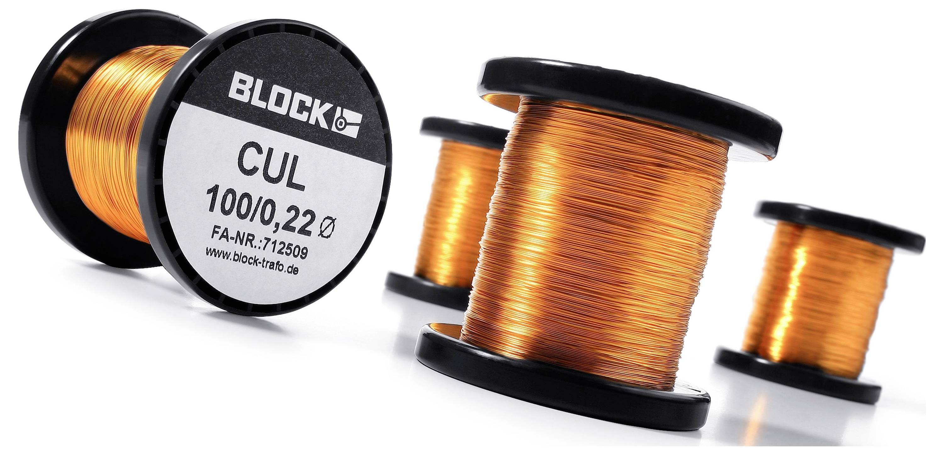 Vier Spulen Kupferdraht, wobei eine fokussiert ist und ein Etikett mit der Aufschrift "BLOCK, CUL, 100/0,22 Ø, FA-NR.: 712509" zeigt.