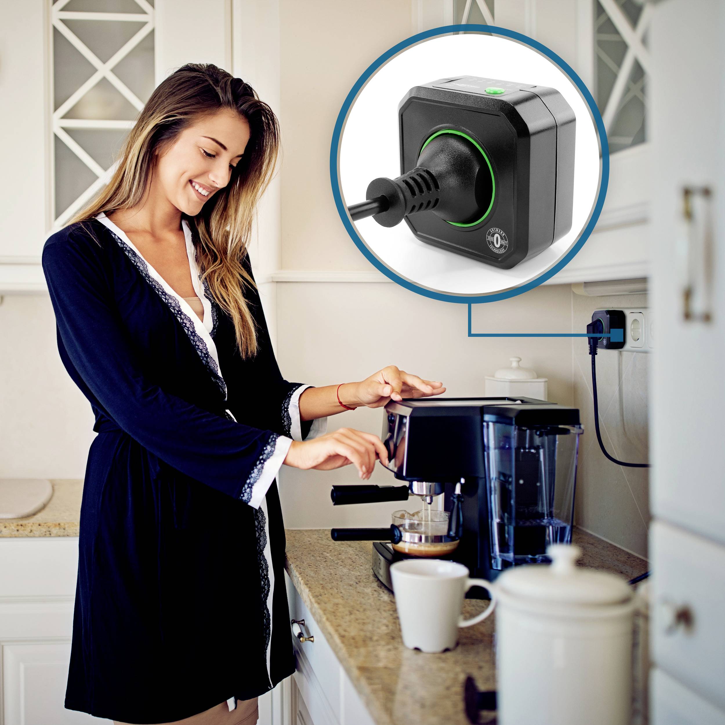 Eine Frau in einer Küche bereitet Kaffee an einer Espressomaschine zu. Im Vordergrund ein vergrößerter Auszug: Ein Smart-Stecker.
