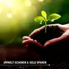 Eine Hand hält eine kleine Pflanze mit grünen Blättern über Erde im Sonnenlicht. Unten steht 'Umwelt schonen & Geld sparen'.