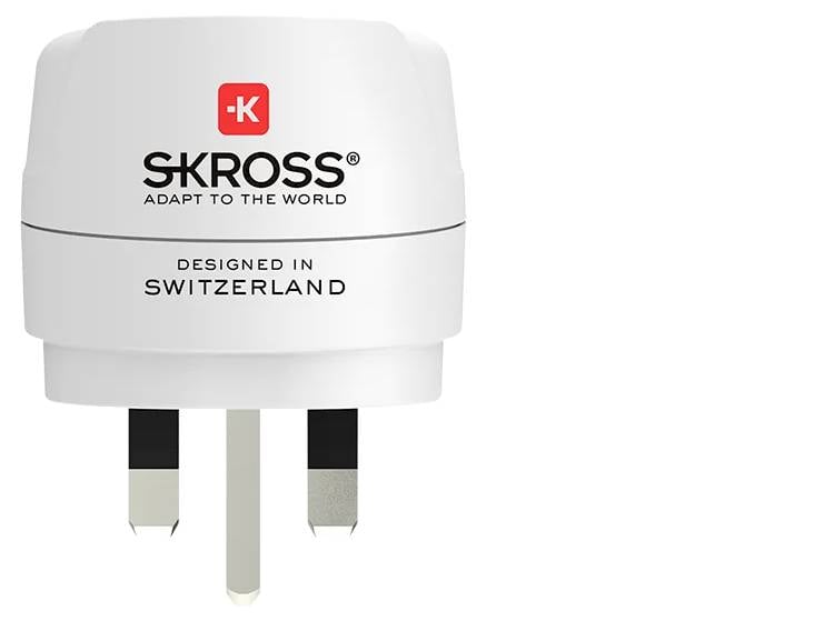 Reisestecker von SKROSS mit drei Steckdosenanschlüssen, designed in Switzerland, weißes Gehäuse, Schriftzug 'Adapt to the world'.